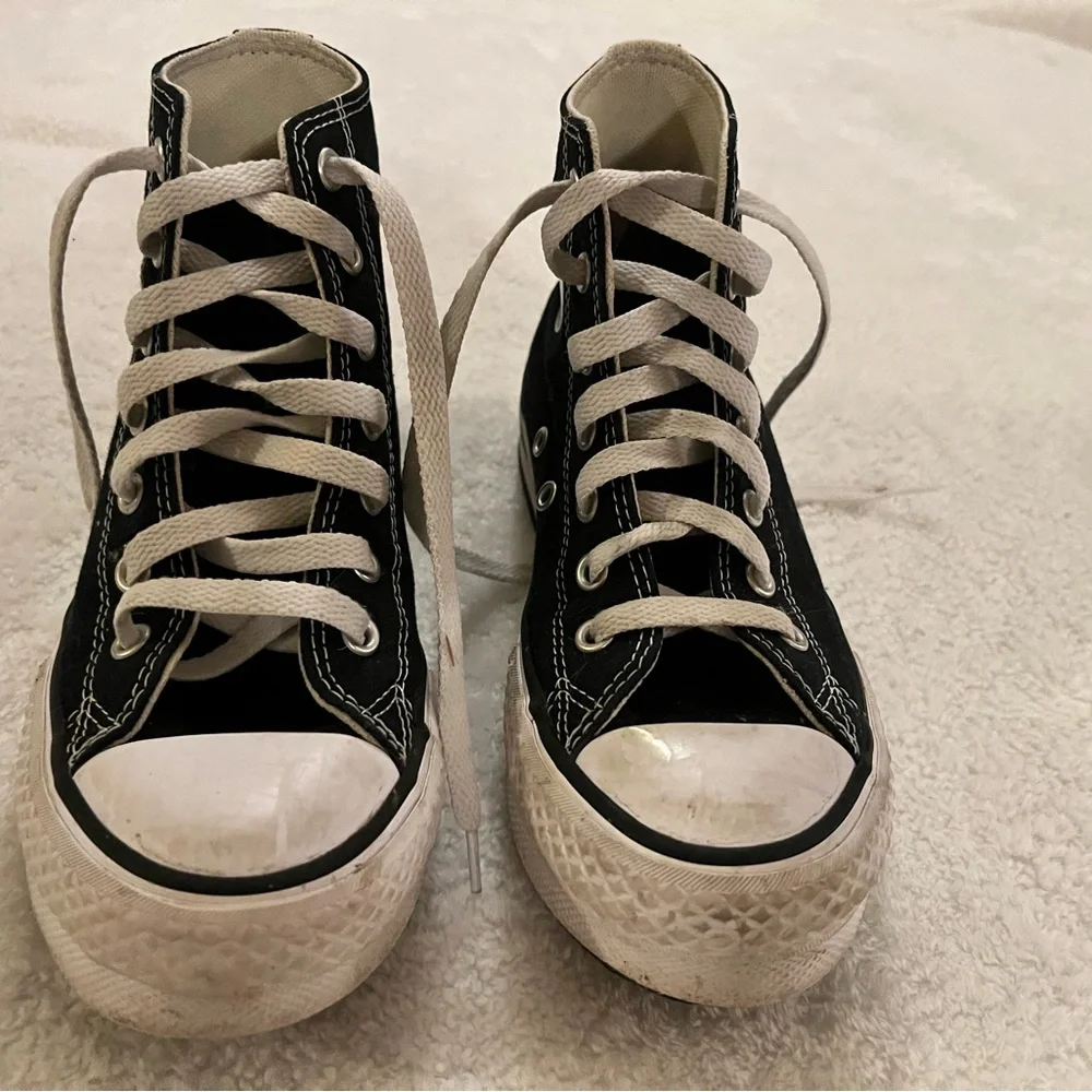 Girls size 2.5 Converse Black High-Top Sneakers